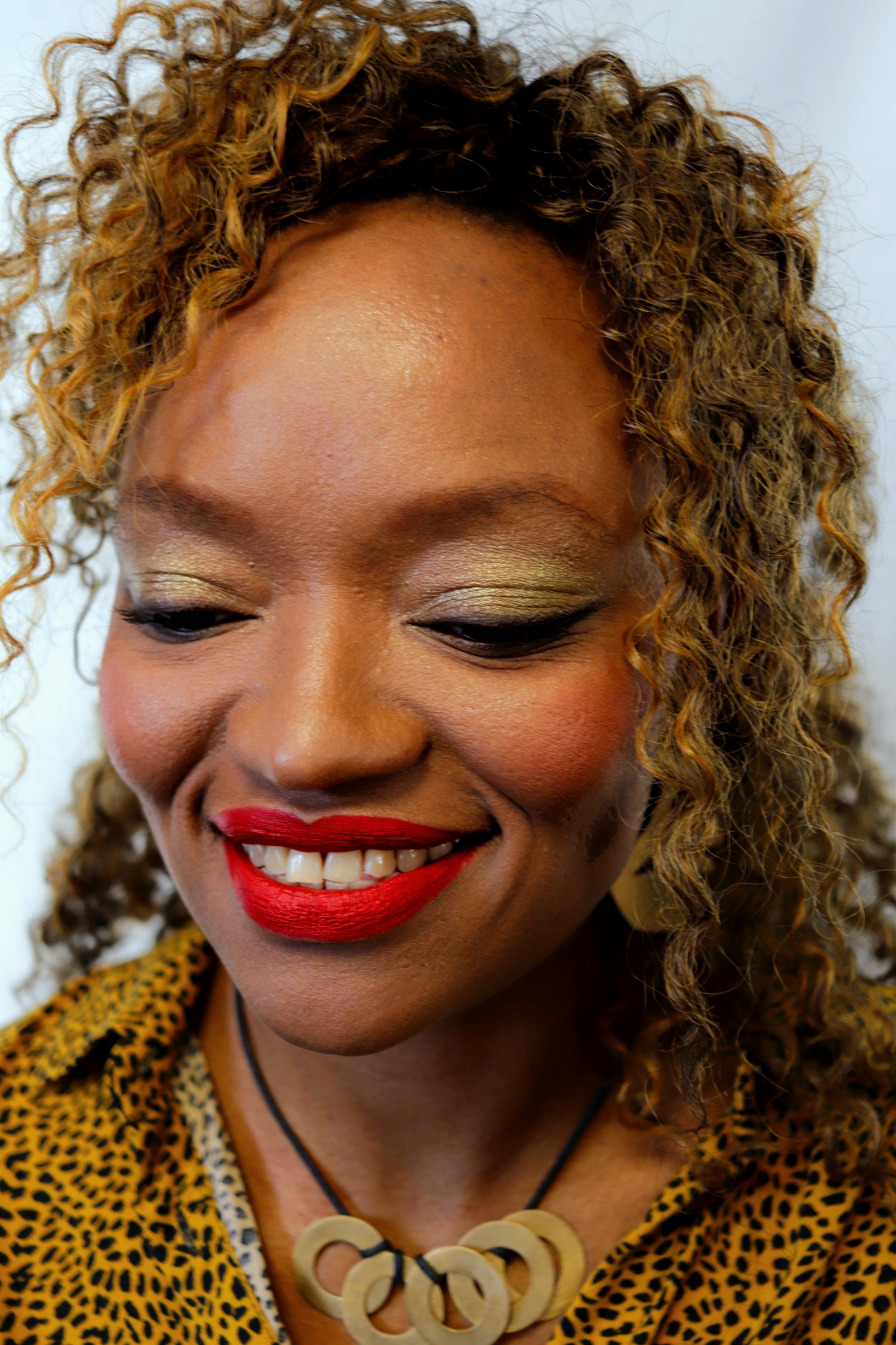 Maquillage, mise en beauté, lèvres rouge, paupières dorées, œil charbonneux, réalisé par celine-maquillage, Cotes d'Armor