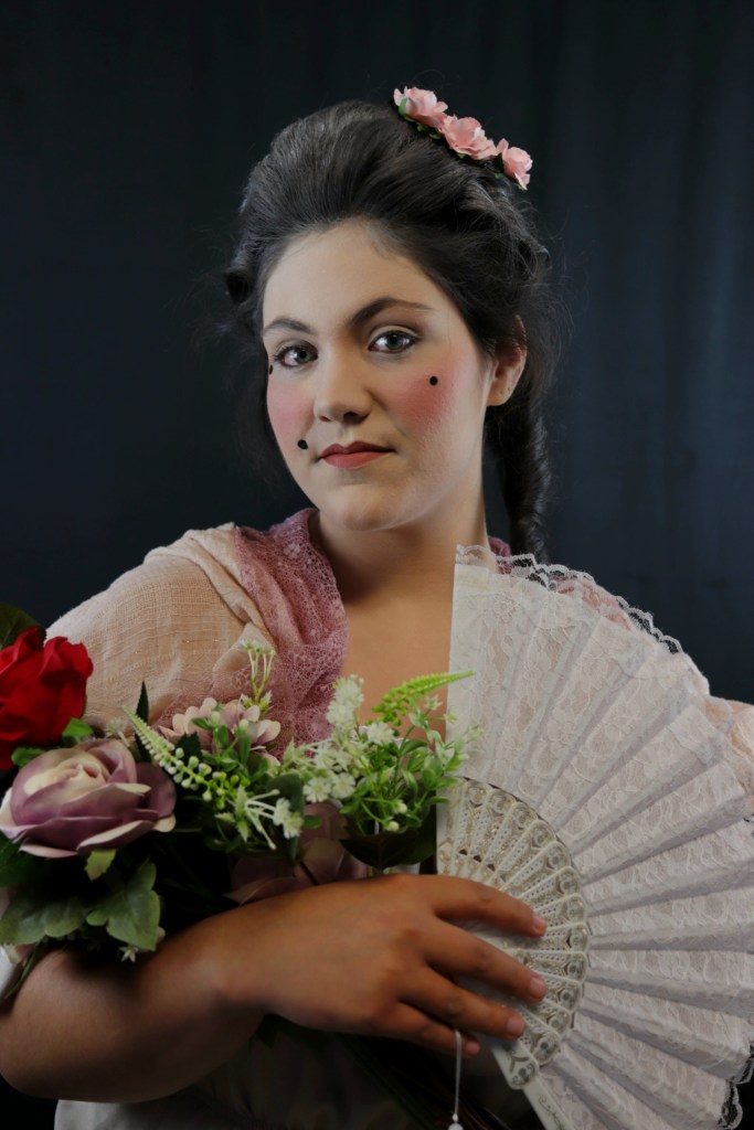 Image d'un maquillage et d'une coiffure historique, fin de la période Louis xv. C'estun maquillage de scène , pour le théâtre ou un tournage cinéma ou télé. Réalisé par l'entreprise de maquillage coiffure perruque, Céline Deside, basée à Evran